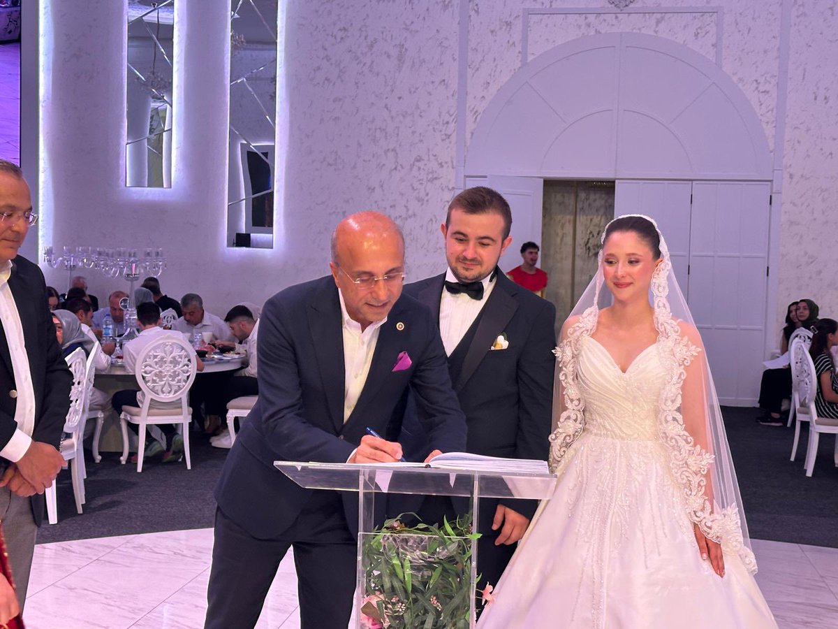 gencaskn's tweet image. Keçici ve Özhan ailelerinin kıymetli evlatları Rüveyda ve Gökberk’in nikahlarını gerçekleştirdik.Aileleri kutluyor,genç doktorlarımıza bir ömür mutluluklar diliyoruz.