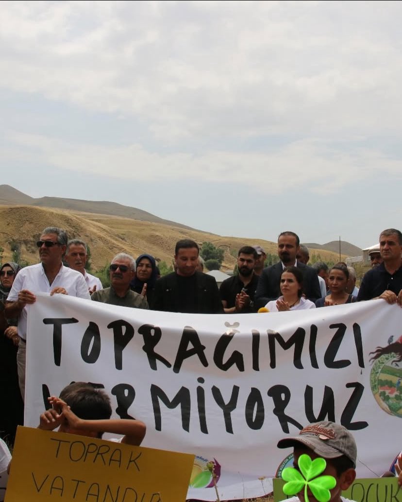 7554 sayılı “Bazı Kanunlarda Değişiklik Yapılmasına Dair Kanun’da yer alan, zeytinlikleri, sulak alnları, doğal varlıkları, tarım alanlarını maden ve enerji  yatırımlarına açan düzenlemeye ilişkin Zilan Deresi’nde basın açıklaması yapıldı. <a href="/VanBaro/">Van Barosu - Baroya Wanê - Van Bar Association</a> <a href="/EkolojiZilan/">Zîlan Ekoloji Platformu</a> <a href="/ihdvan/">İHD Van Şubesi</a> <a href="/OhdVan/">ÖHD Van</a>