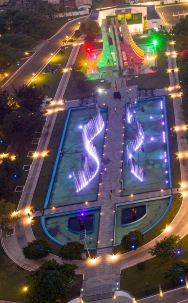 knmpgovgh's tweet image. SUNDAY NIGHT MAGIC! 🌃 Experience the breathtaking night view at Kwame Nkrumah Memorial Park!🌟Dazzling fountains and lights make it a MUST-SEE tourist site in West Africa! 🌍 🔥What&apos;s your favorite section on the park? 💬 #KwameNkrumahPark #WestAfricaBeauty #NightTourism