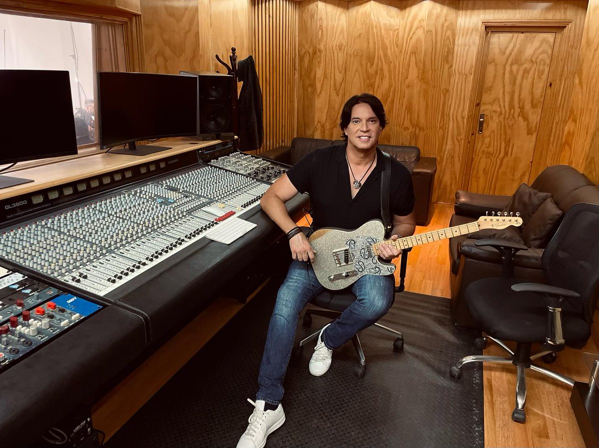 SolverProd's tweet image. Guillermo Bussinger prepara su segundo álbum de estudio como solista.
#nuevoalbum #nuevascanciones #solista #grabacionmusical #Lanzamiento #lanzamientomusical #proximolanzamiento