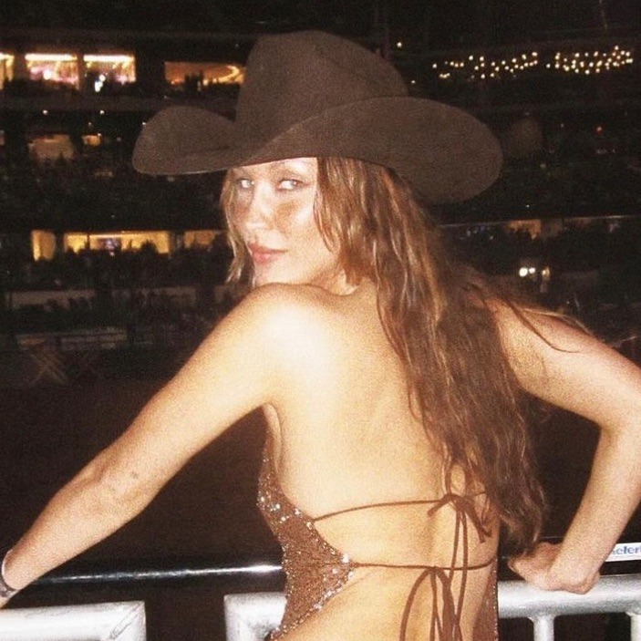 XOtattedonher's tweet image. Cowgirl Bella Hadid is iconic 🤍