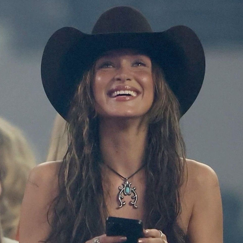 XOtattedonher's tweet image. Cowgirl Bella Hadid is iconic 🤍