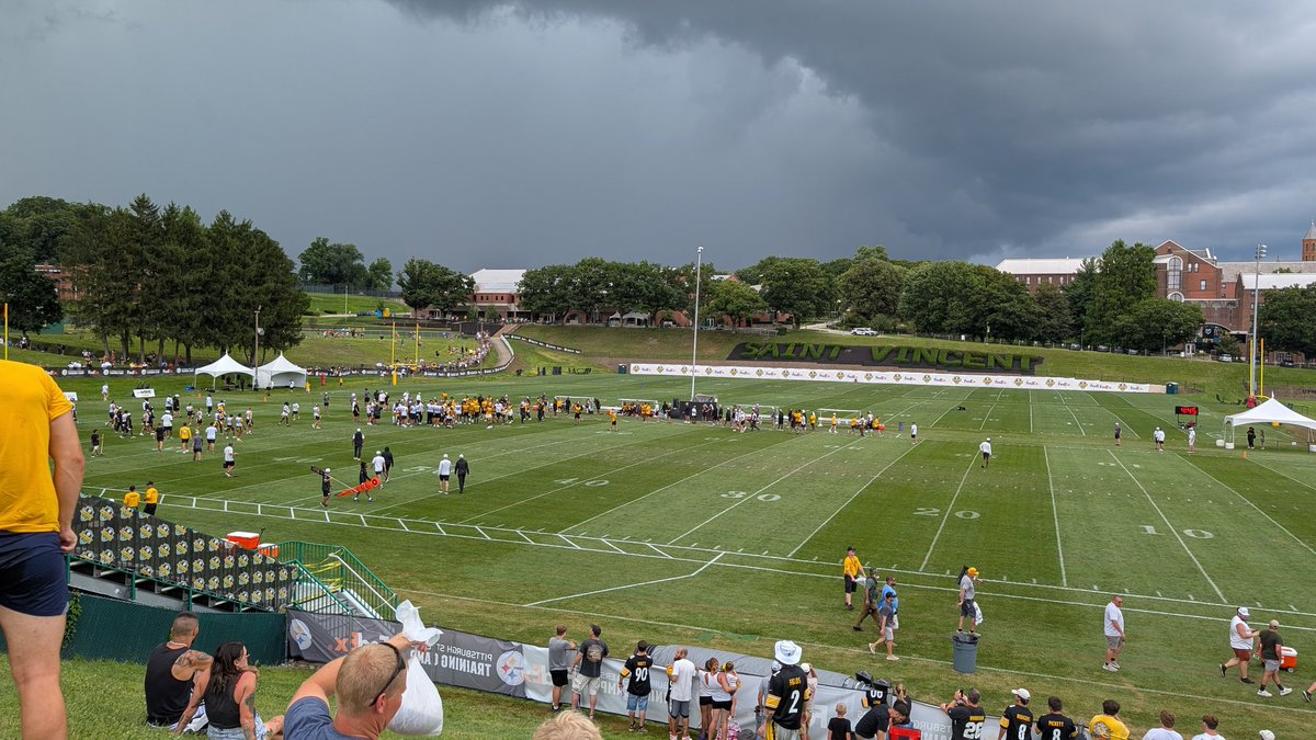 Alex_Kozora's tweet image. Lots of thunder as Steelers end practice. Next one will be in pads Tuesday.