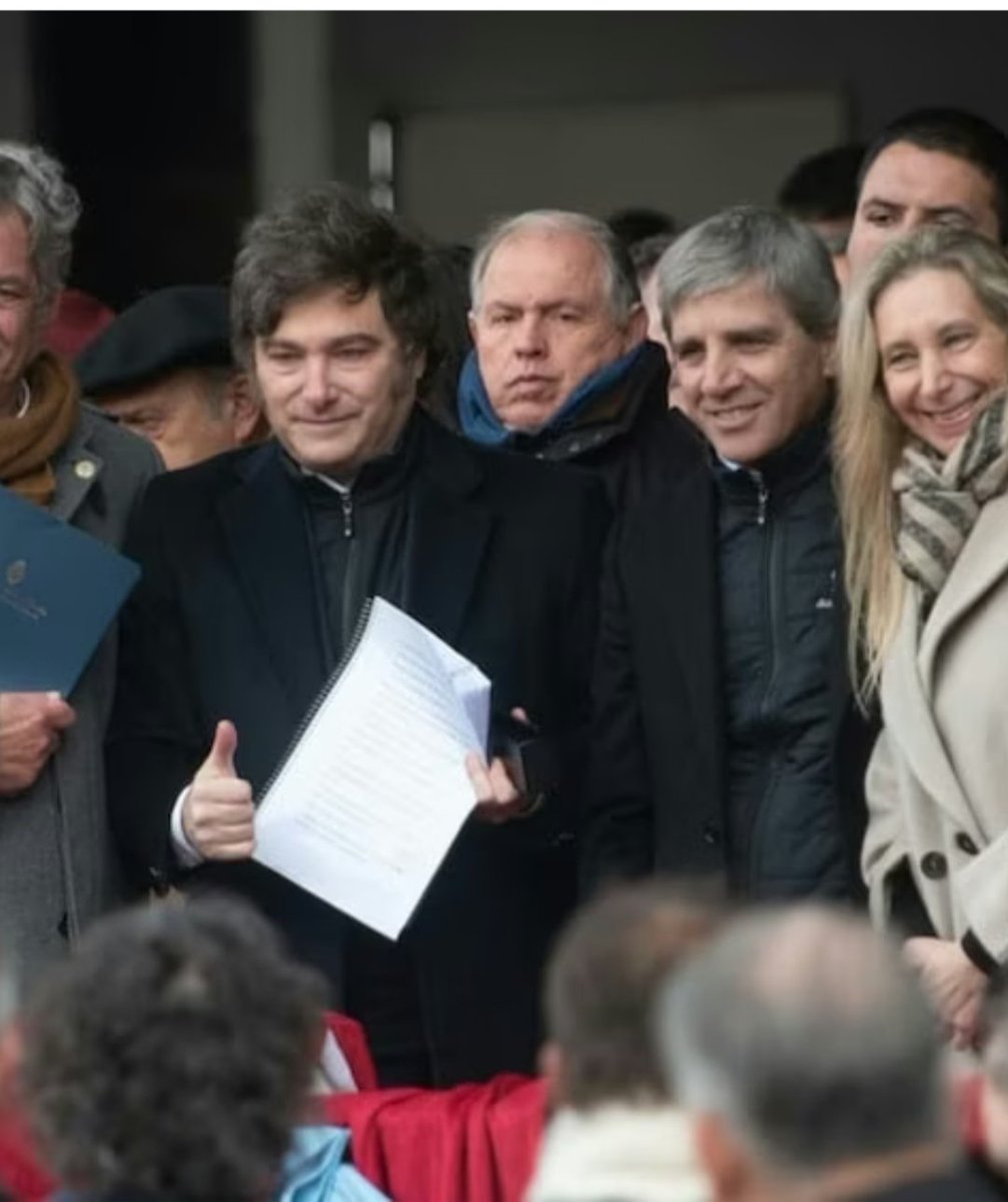 garridonacho44's tweet image. ¡Qué mal se viste el Presidente! Cero consideración a su investidura, y el chupamedias de Caputo lo copia.