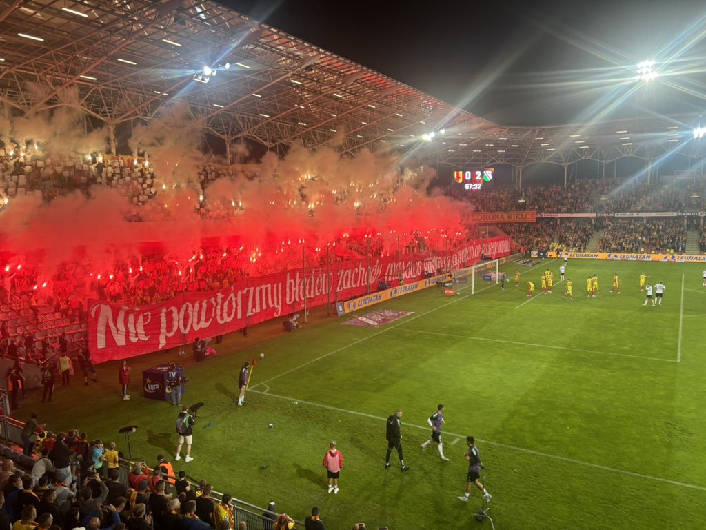 W Kielcach cały stadion:

Dwie, wrogie ekipy: Korona i Legia śpiewają wspólnie a calutki stadion się przyłącza:

„Cała Polska śpiewa z nami - wypierd#lać z uchodźcami”

Polska zjednoczona 🇵🇱💪
