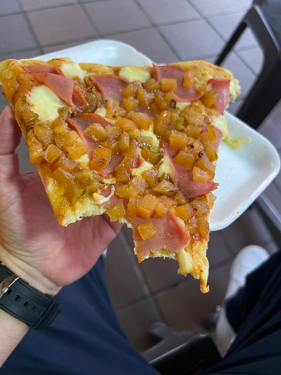 sociphono's tweet image. La pizza con piña afuera de la costa en general es horrible, pero la pizza hawaiana barranquillera con jugo de corozo es una dupla muy superior, que no se encuentra en ninguna otra parte del mundo.

Y ustedes no están preparados para esta conversación.