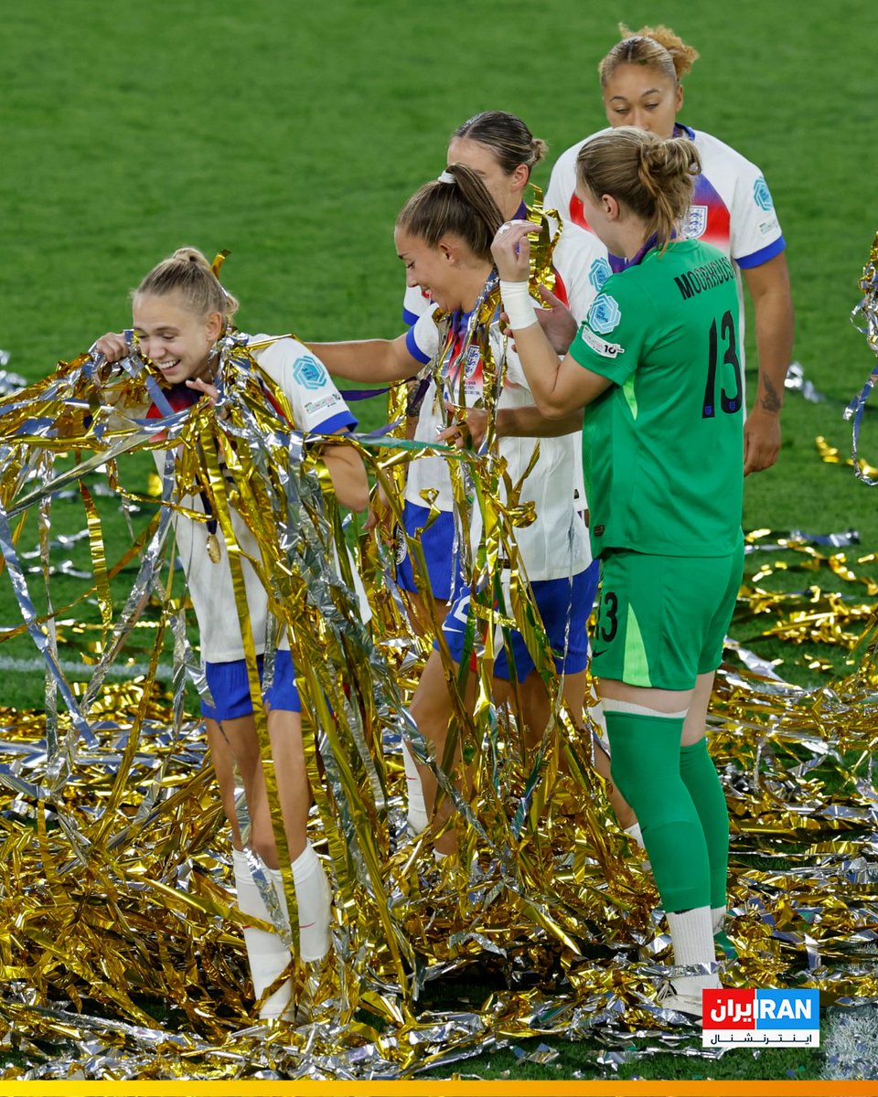 iranintlsport's tweet image. تیم ملی فوتبال زنان انگلستان، مدافع عنوان قهرمانی اروپا، با بازگشتی ماندگار برابر قهرمان جهان، در ضربات پنالتی اسپانیا را از پیش رو برداشت و با دفاع از عنوان خود، برای دومین بار در تاریخ، قهرمان یورو شد.
شاهزاده ویلیام در مراسم قهرمانی مدال بازیکنان انگلستان را به آنها اهدا کرد.…