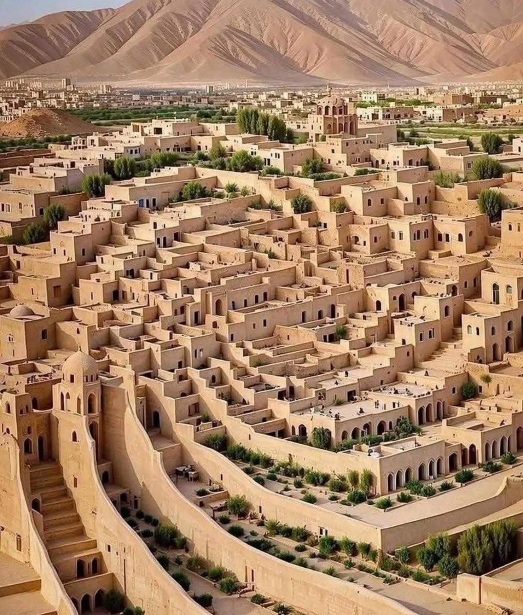 SantanuB01's tweet image. Yazd — A Millennium in Conversation with Nature

Beneath the relentless sun of central #Iran, where deserts breathe dust and silence, the city of Yazd emerges—an enduring testament to human ingenuity and memory.

This city is not merely built upon the sand, but with it. Yazd’s…