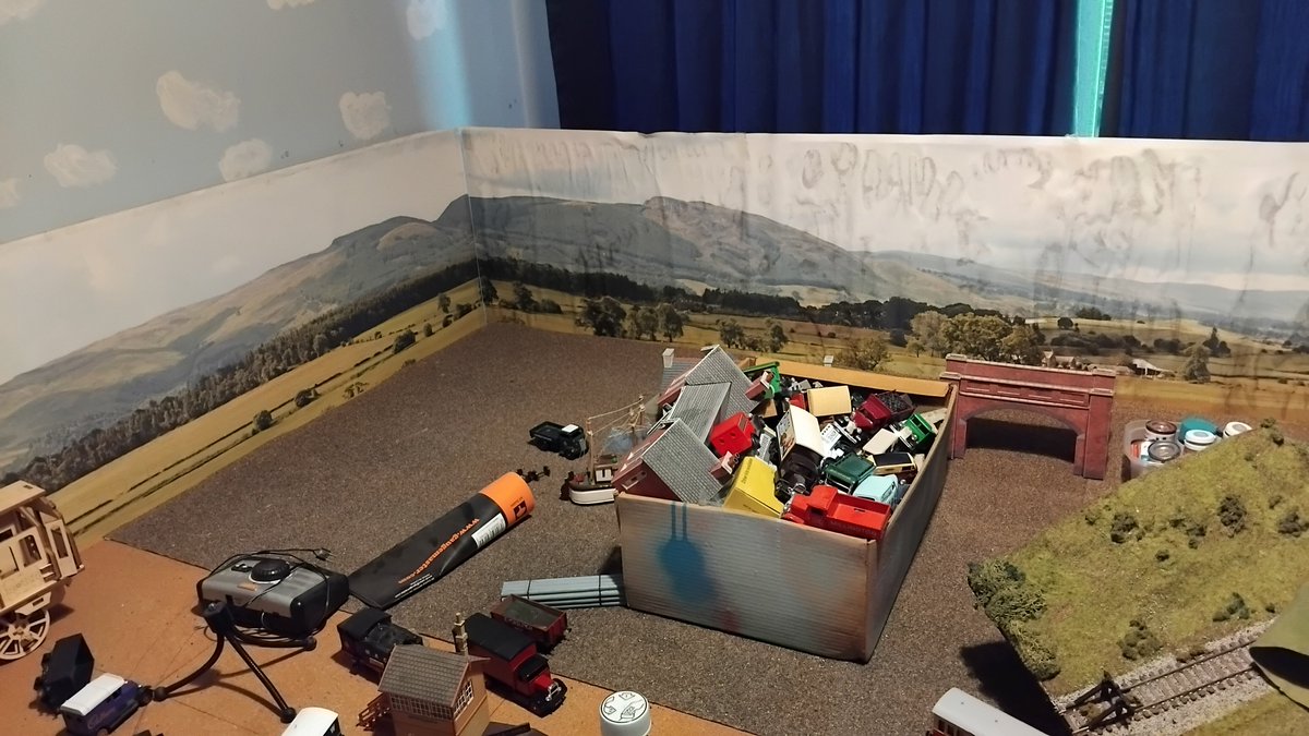 DomtheHunslet's tweet image. At long last, I've got the backdrops up. They are attached to some wood panels which are then attached to the boards via bench clamps. And let me tell you, it was a pain to get these up with the limited space I have. Especially the one closest to the window.