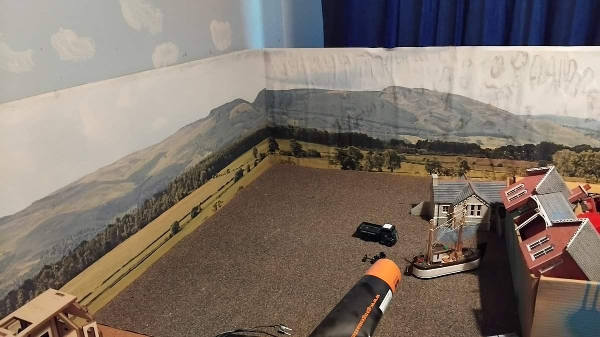 DomtheHunslet's tweet image. At long last, I've got the backdrops up. They are attached to some wood panels which are then attached to the boards via bench clamps. And let me tell you, it was a pain to get these up with the limited space I have. Especially the one closest to the window.