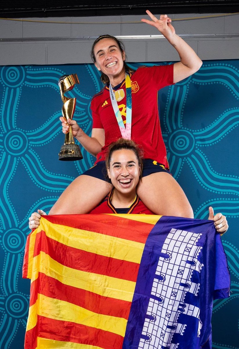 testimmallorca's tweet image. Aquesta vegada no ha pogut ser, però no hi ha cap dubte que @catacoll2001 , @mariona8co i @Patri8Guijarro sempre passegen el nom de Mallorca amb el màxim orgull ❤️💛💜
Sou molt bones i segur que vindran més èxits 👏🏻💪🏻