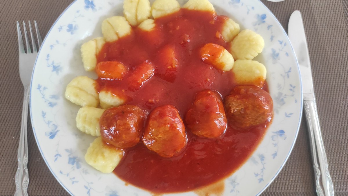 BK_TeslaMobil's tweet image. Wenn der Frau Ihr Hobby kochen und backen ist. Heute gab es toskanische Hackbällchen mit Gnocchis und einer Tomaten Kräutersoße!🍽️