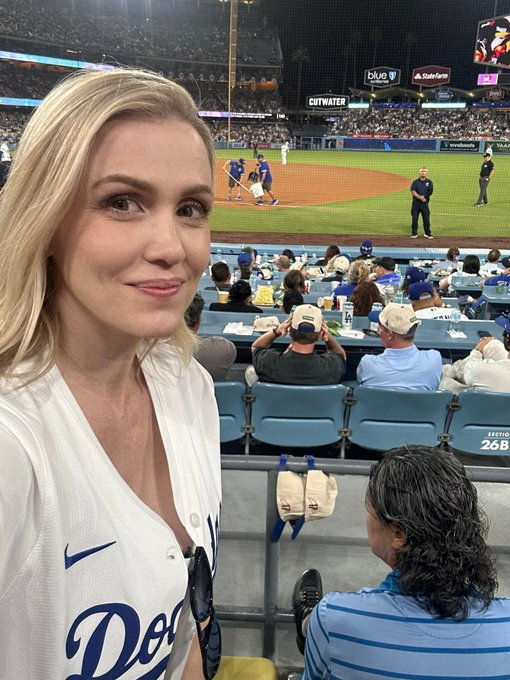 ByankaaCabr114's tweet photo. Are you a Dodgers fan? #Dodgers #BaseballNight #LAFun https://t.co/xS51DoI2Xg