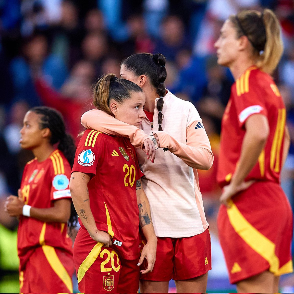 El Sevillista (@elsevillistacom) on Twitter photo 📰 Inglaterra se venga de una gran España y se lleva la Eurocopa
Felicitamos a <a href="/eSullastres/">Esther Sullastres</a> por el trabajo realizado. Orgullosos de que nos hayas representado.
#️⃣ #SevillaFC #TDSDeporte #WEURO2025 #SevillaFCFem #JugarLucharYGanar
✍🏼 <a href="/Pasion_SFC_/">Pasión Roja y Blanca ⚪🔴</a>
🔗 elsevillista.es/2025/07/inglat… 📰 Inglaterra se venga de una gran España y se lleva la Eurocopa
Felicitamos a <a href="/eSullastres/">Esther Sullastres</a> por el trabajo realizado. Orgullosos de que nos hayas representado.
#️⃣ #SevillaFC #TDSDeporte #WEURO2025 #SevillaFCFem #JugarLucharYGanar
✍🏼 <a href="/Pasion_SFC_/">Pasión Roja y Blanca ⚪🔴</a>
🔗 elsevillista.es/2025/07/inglat…