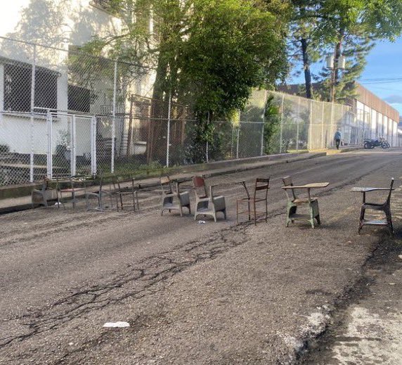 Javierito321's tweet image. Venezuela se expresó hoy en unas nuevas elecciones, impresionante mar de gente en las calles haciendo valer su derecho en democracia.

Fuente: Marbelis - Jefa de Calle