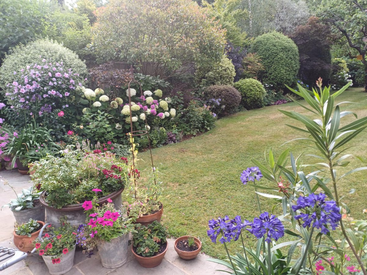 RobertoFerdenzi's tweet image. Spent a relaxing Sunday morning in my brother, @LouFerdenzi&apos;s, beautiful garden. All his own green-fingered handiwork. 🌼🌹🏵🌳🌻🥀🌺

#GardenersWorld