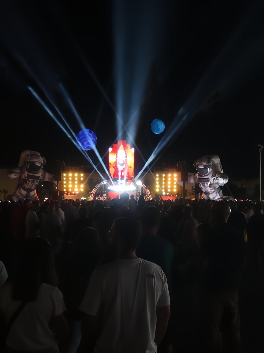 Bored_AxFaLto's tweet image. More concerts cause they want me to go homeless