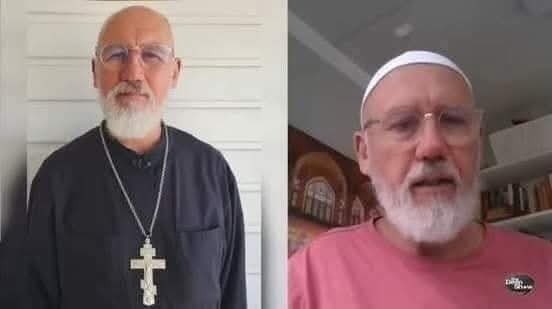 الكاهن الأسترالي الأرثوذكسي السابق "جولد ديفيد" يقول بالنص:

ذهبت وأنا كاهناً أرثوذكسياً إلى فناء مسجد
وجلست فيه وقابلت الإمام وأعطاني نسخة من القرآن
وعدت إلى منزلي وسجدت، وسألت الله أن يريني الحقيقة المطلقة
سألته : 
أرني ما إذا كان الإسلام صحيحاً أم باطلاً؟، المسيحية حق أم لا؟.