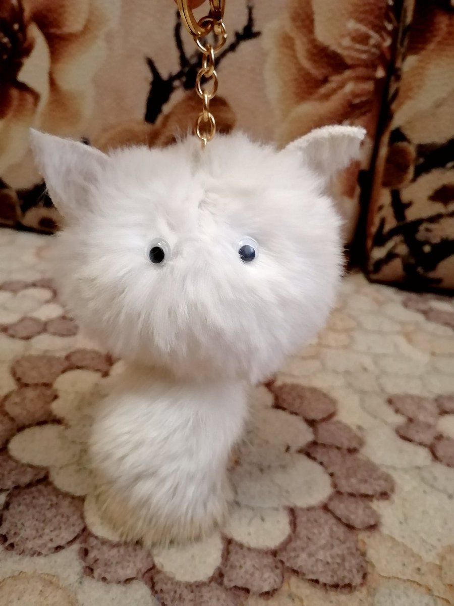 Moon_Simurana's tweet image. У меня на рюкзаке вообще вот такой самодельный пушистик висит, вдохновленный Додоко малышки Кли из геншина