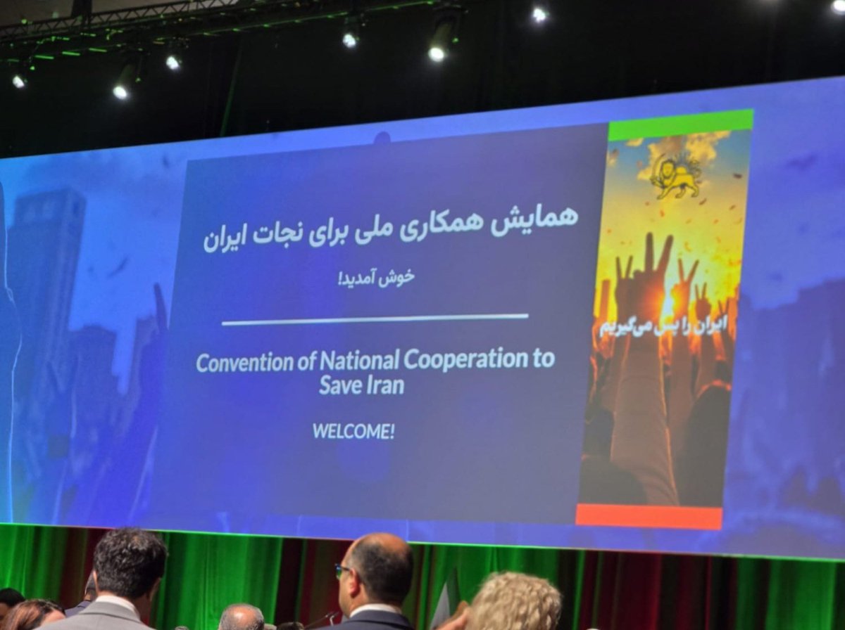 همه در کنار رضا شاه دوم، در همایش «#همکاری_ملی برای نجات ایران». جوانان شجاعی که در راه مبارزه علیه جمهوری اسلامی آسیب جدی دیدند. مادرانی که حکومت آخوندی فرزندانشان را به قتل رساند. رنج آن‌ها، اشک آن‌ها، اراده ما برای براندازی رژیم و برپایی حکومت ملی را نیرومندتر می‌کند.