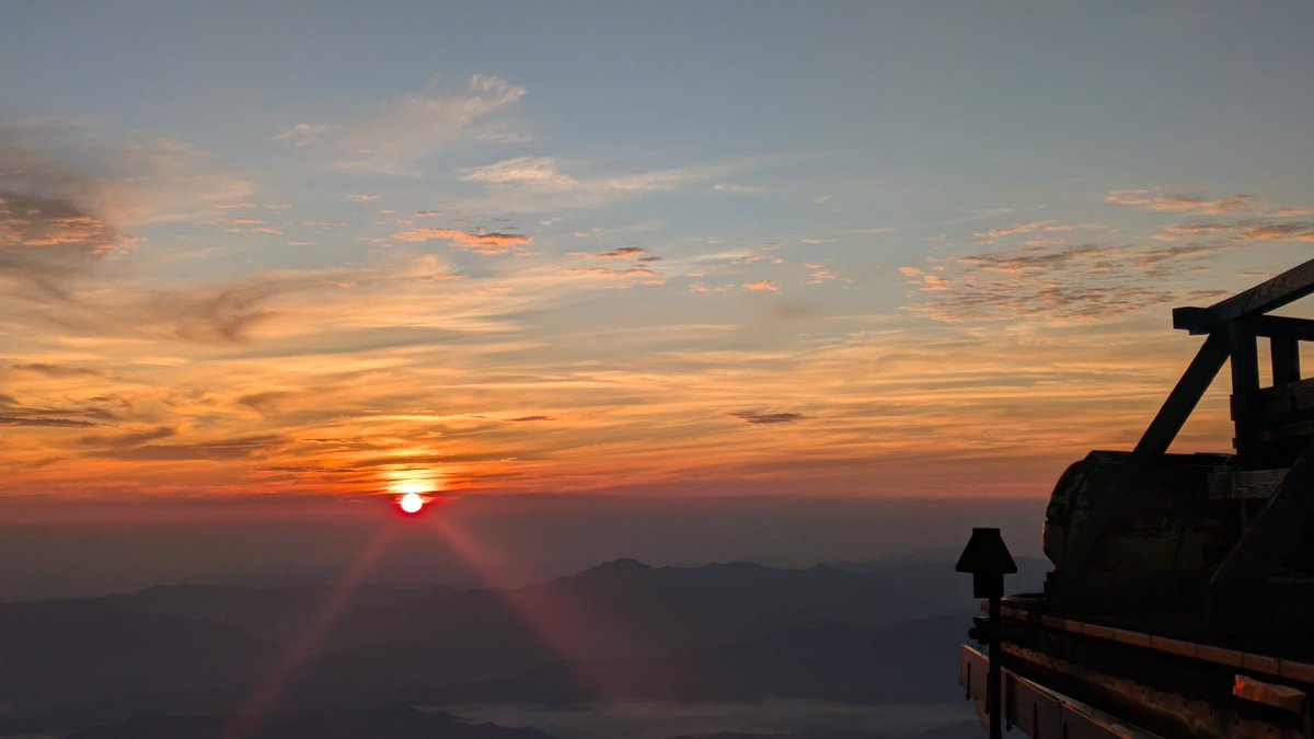 akadake2899m's tweet image. おはようございます。今朝の赤岳は晴れです。気温は10℃。東から穏やかな風が吹いています。
#赤岳
#八ヶ岳