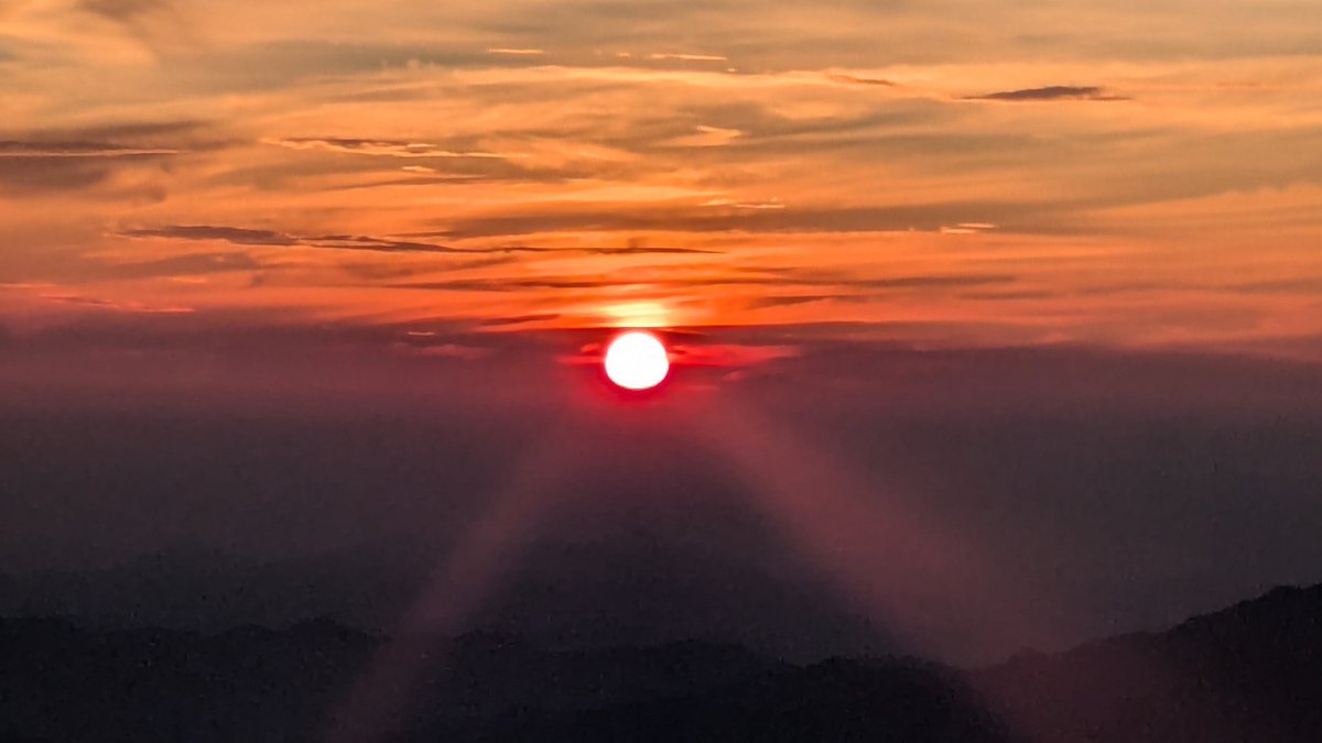 akadake2899m's tweet image. おはようございます。今朝の赤岳は晴れです。気温は10℃。東から穏やかな風が吹いています。
#赤岳
#八ヶ岳