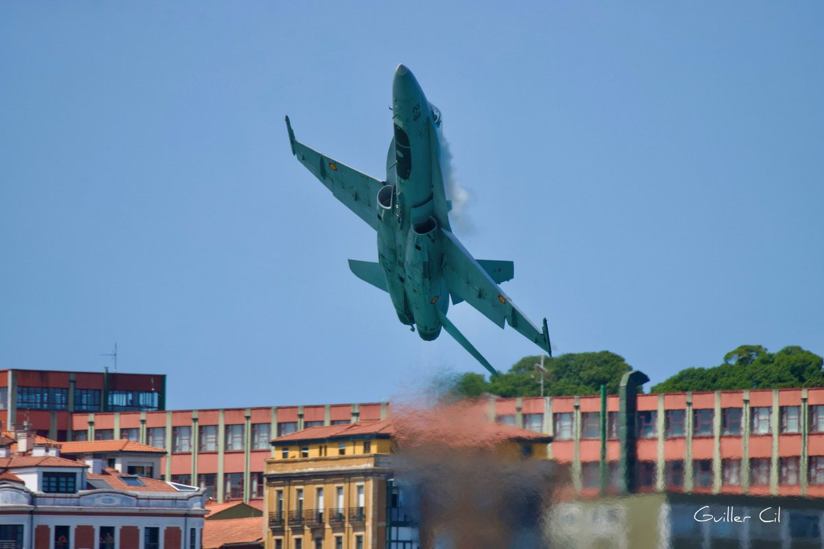 Si me preguntáis con qué me quedaría yo del Festival Aéreo de Gijón que se celebró hoy os respondería sin dudar: con la entrada a fuego del F18 #Ala12😱🤩🤟🎸🔝🔝🔝
Os dejo la secuencia completa en orden cronológico desde que peinó el Cerro hasta que entró por el club de Regatas