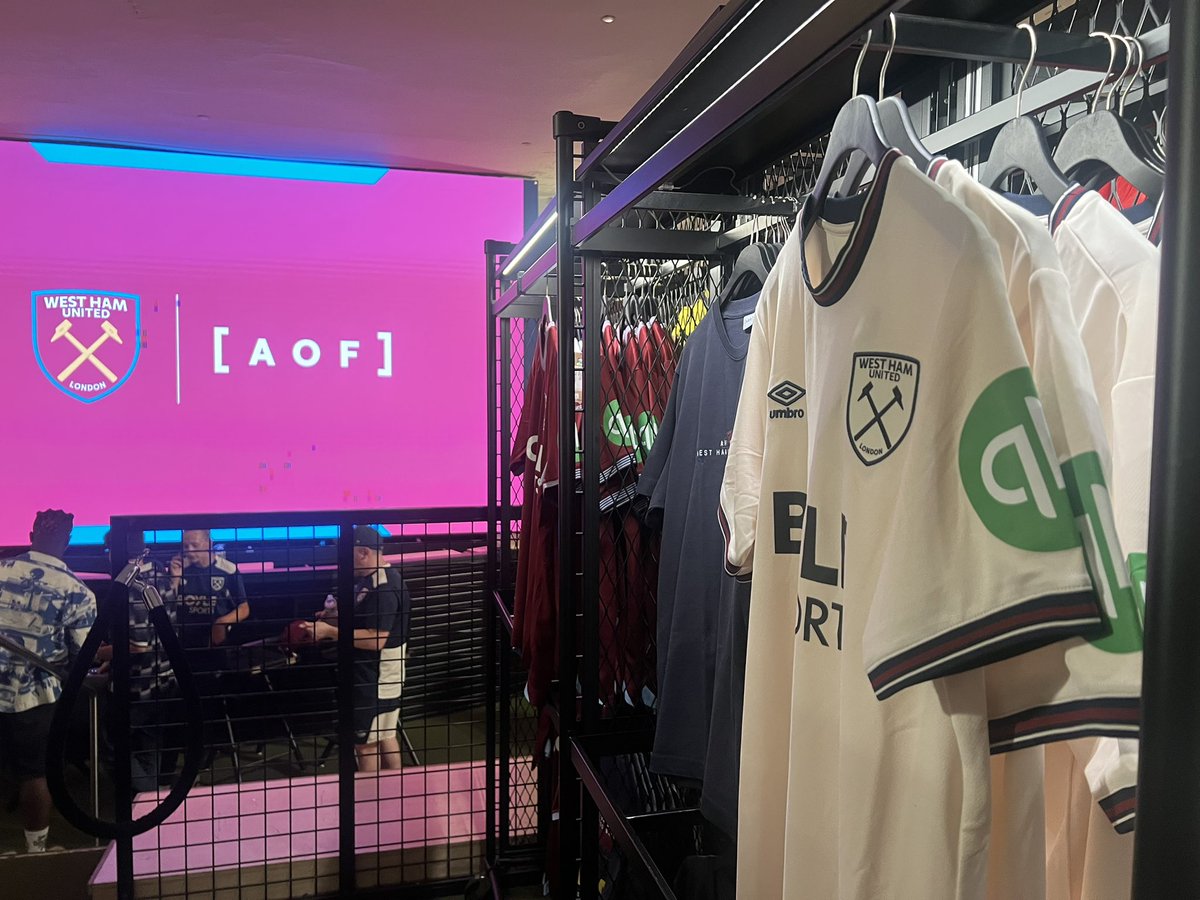 RobPritchard78's tweet image. 📍 @pelesoccershop Times Square 🇧🇷🇺🇸⚽️⚒️
#westham #artoffootball #pele