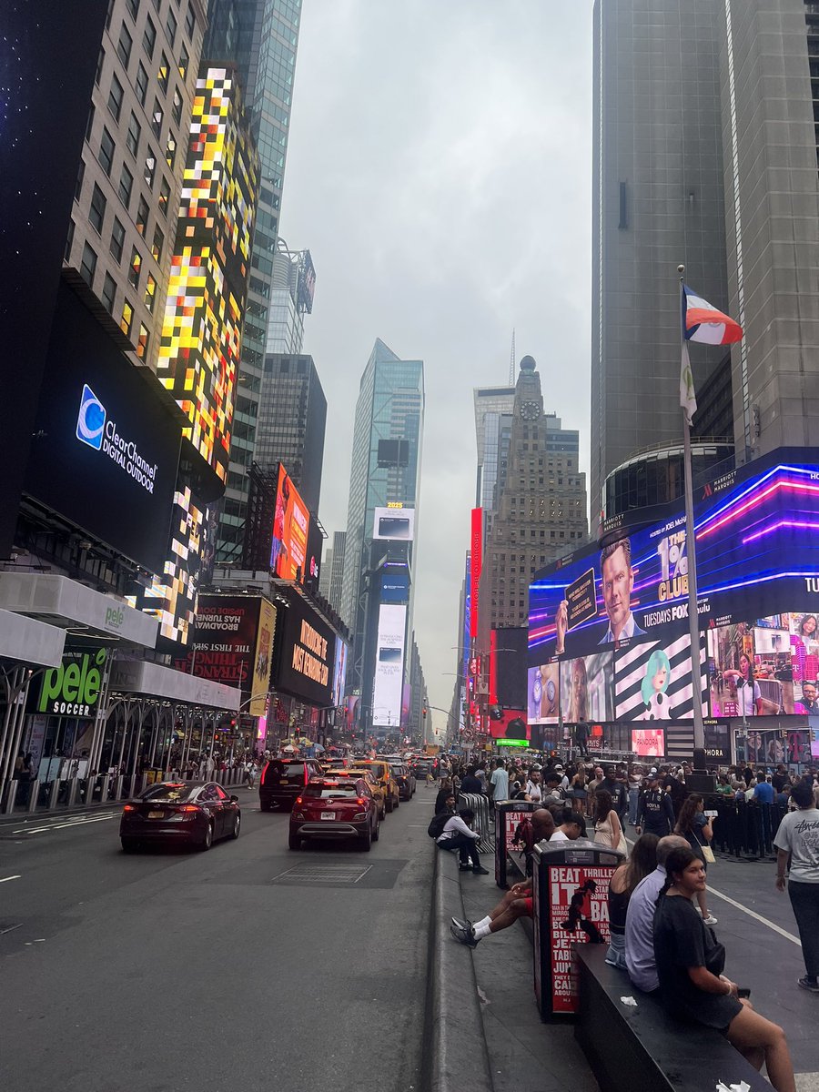 RobPritchard78's tweet image. 📍 @pelesoccershop Times Square 🇧🇷🇺🇸⚽️⚒️
#westham #artoffootball #pele