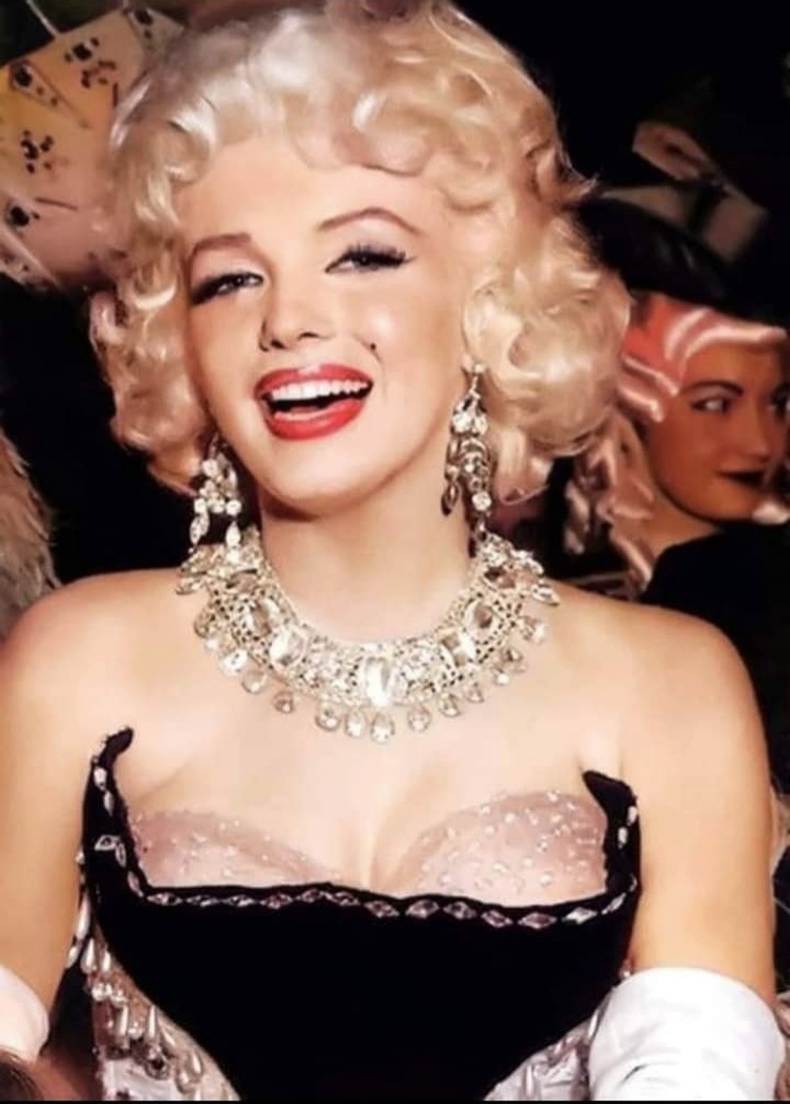 MarilynDiary's tweet image. Marilyn Monroe at Mike Todd's charity circus at Madison Square Garden, 1955.