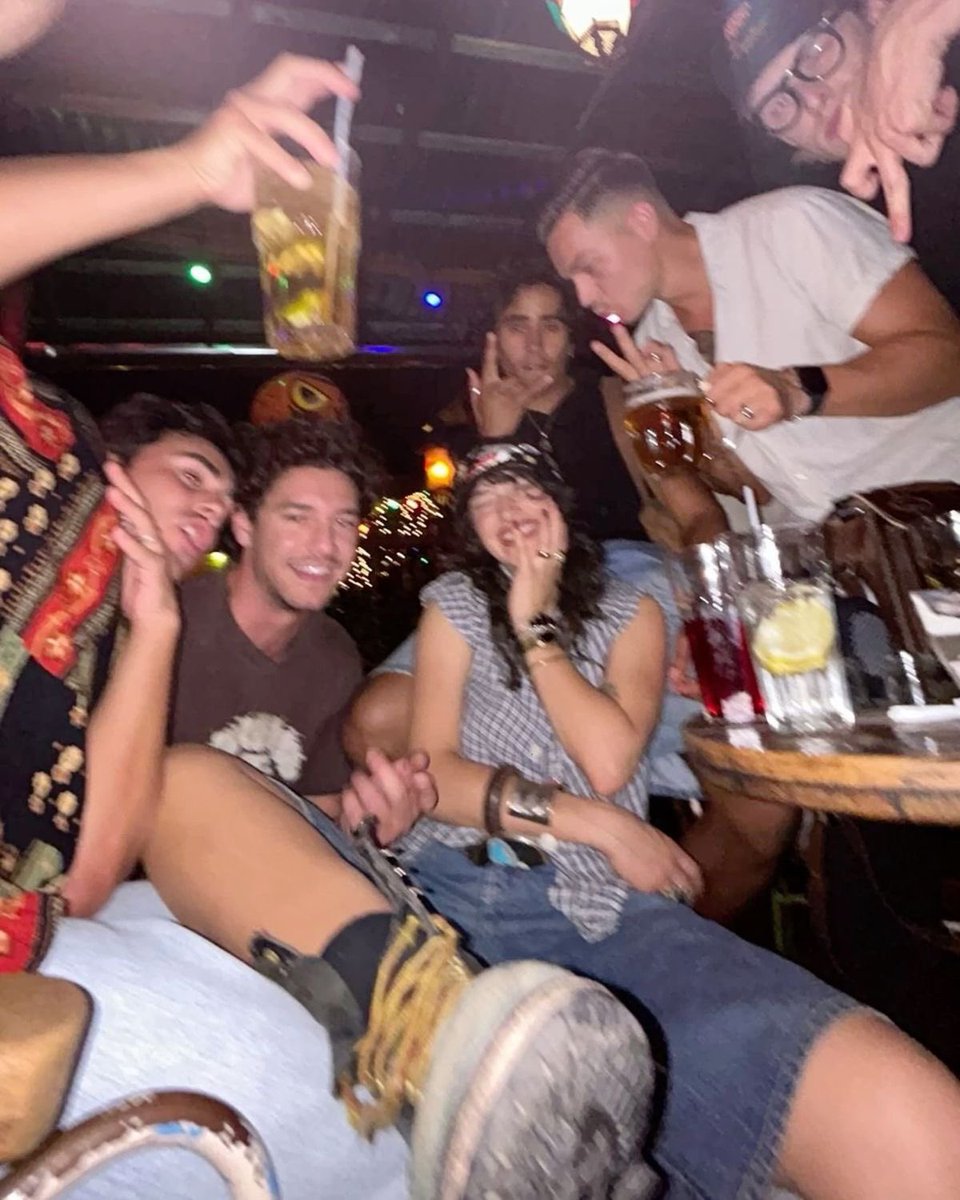 daylightache's tweet image. party 4 u 🪽🪩🍺🔮