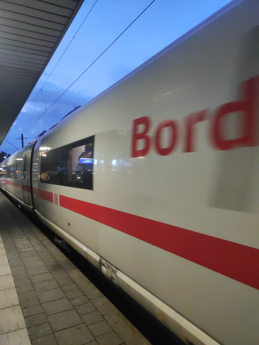 ___lzcat's tweet image. pociąg w moim kierunku odjechał dokładnie kiedy mój otworzył drzwi nosz japierdoleeeeeeeeeeeeeee
z następnego mam 5 m przesiadkę na ostatni sbahn xDdddd