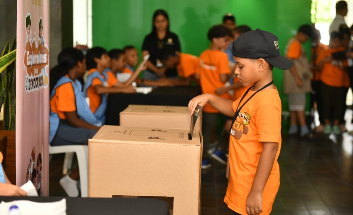 Como parte de las actividades que se desarrollan en la tercera edición del “Campamento de Verano Infantil Exploradores de la Democracia”, los miembros titulares de la Junta Central Electoral (JCE), Dolores Altagracia Fernández y Rafael Armando Vallejo, encabezaron la celebración