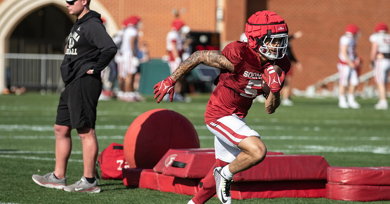 BPrzybylo's tweet image. "He’s one of those guys when you need something done right, you look at Isaiah. Mentally tough, played a lot of football. Just a guy that I think everybody in the building trusts." - #OU OC Ben Arbuckle on Isaiah Sategna
on3.com/teams/oklahoma…