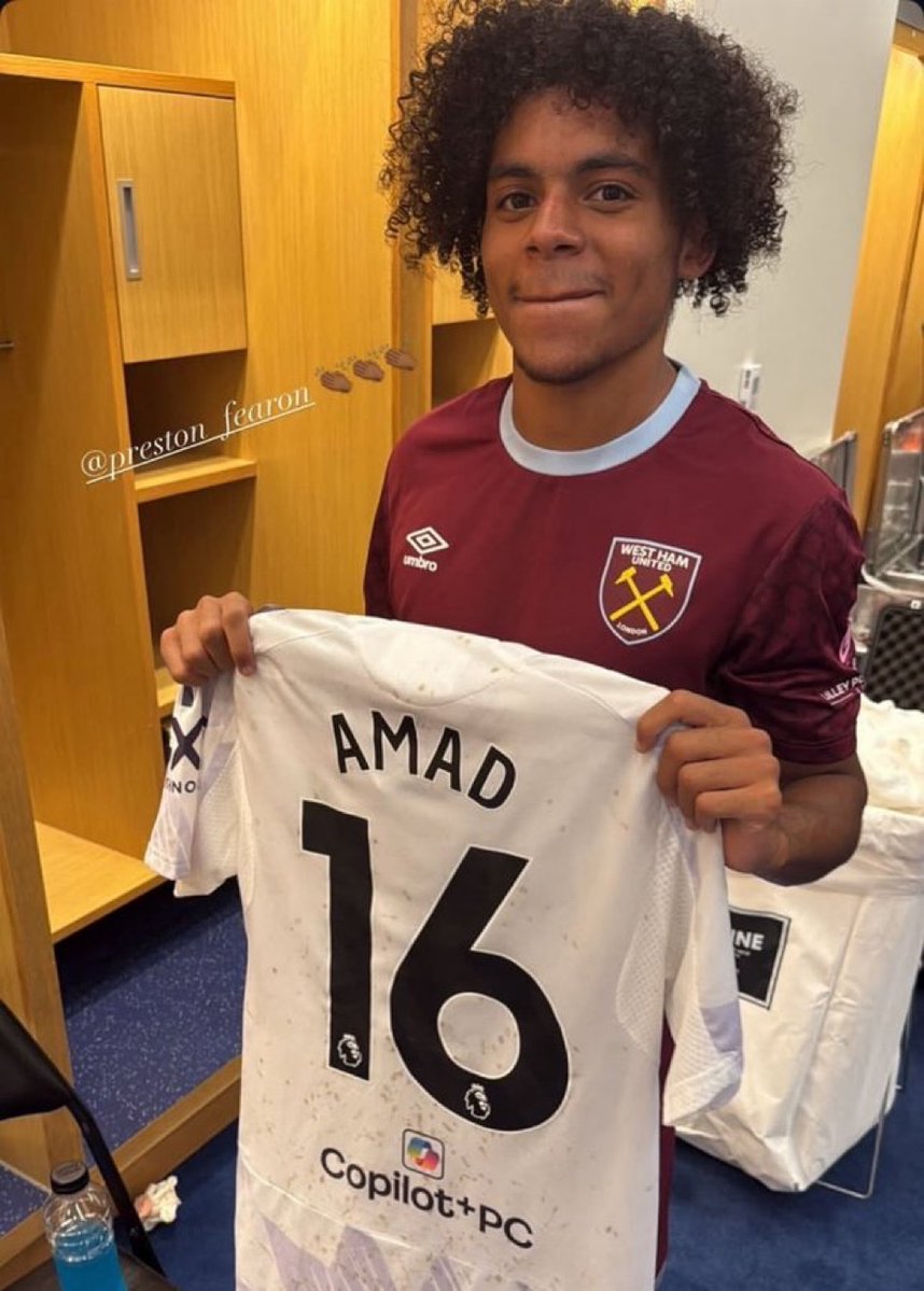 SimplyUtd's tweet image. 🚨📸 Amad gifted his shirt to West Ham youngster Preston Fearon after last night’s match! 🤝