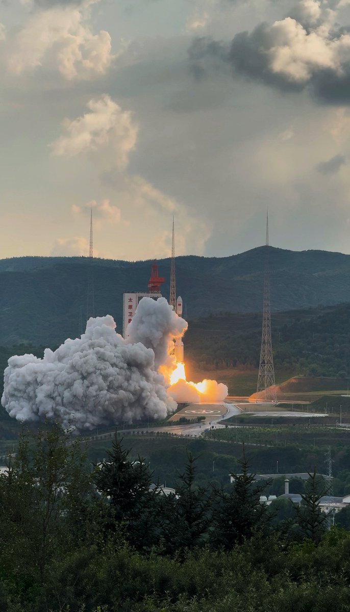 Kosmo_Michal's tweet image. Ve 12:03 SELČ odstartovala z kosmodromu Tchaj-jüan nosná raketa CZ-6A. Ta na oběžnou dráhu s výškou 1150 km a sklonem 86,5° dopravila pátou várku družic Hulianwang (Chu-lien-wang) pro šíření internetového připojení. Vzhledem k použité nosné raketě bylo družic na palubě pouze pět.
