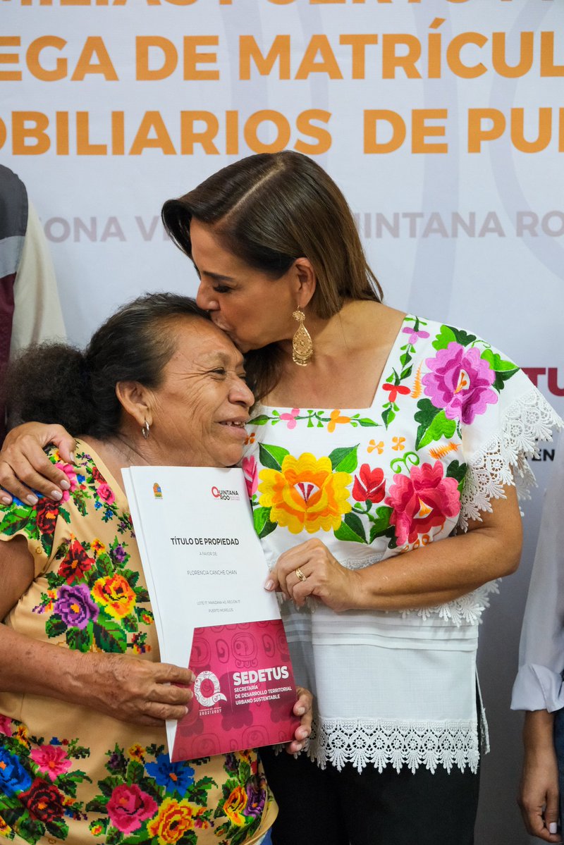 MaraLezama's tweet image. 🏡 Entregamos títulos de propiedad a 17 familias de Leona Vicario en #PuertoMorelos, brindándoles certeza jurídica sobre su patrimonio, tras más de 40 años de espera e incertidumbre.
A través de la @SEDETUSQROO, cubrimos el costo total de inscripción en el Registro Público de la…