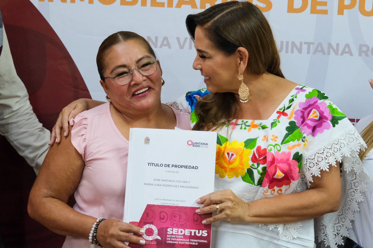 MaraLezama's tweet image. 🏡 Entregamos títulos de propiedad a 17 familias de Leona Vicario en #PuertoMorelos, brindándoles certeza jurídica sobre su patrimonio, tras más de 40 años de espera e incertidumbre.
A través de la @SEDETUSQROO, cubrimos el costo total de inscripción en el Registro Público de la…