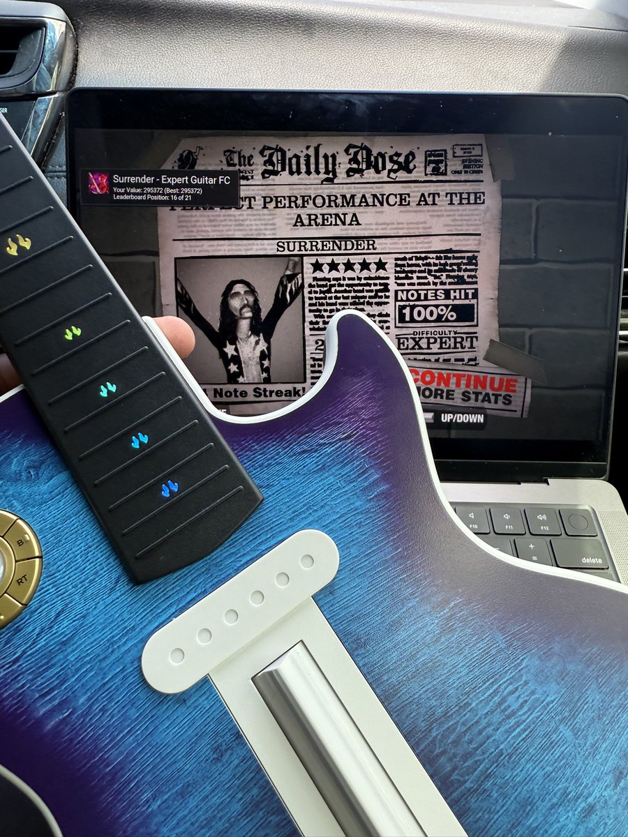 jfosheezy's tweet image. First CRKD guitar FC in a moving car?? Lmao