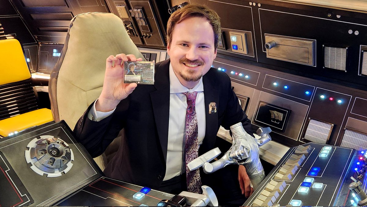 MaindeckGames's tweet image. It's a signed Han Solo showcase IN the Millennium Falcon!