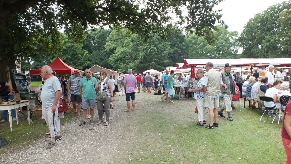 Curiosa &amp; Antiek Fair in de sfeervolle Kasteeltuin van Kasteel Zeist dlvr.it/TM8BXf