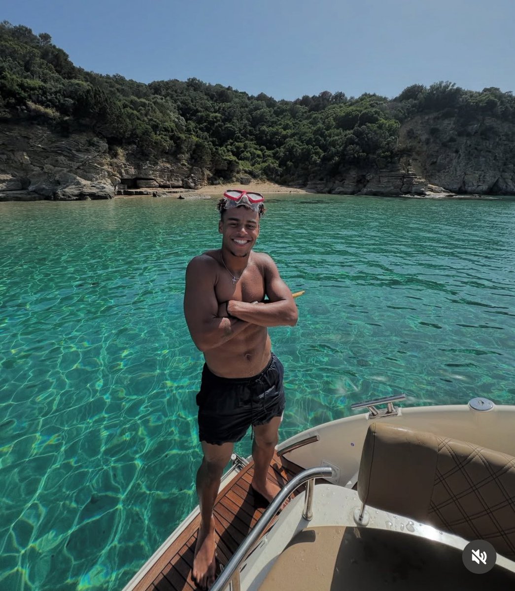 PSG_Aminn's tweet image. Doué enjoying his day off. ☀️🌊