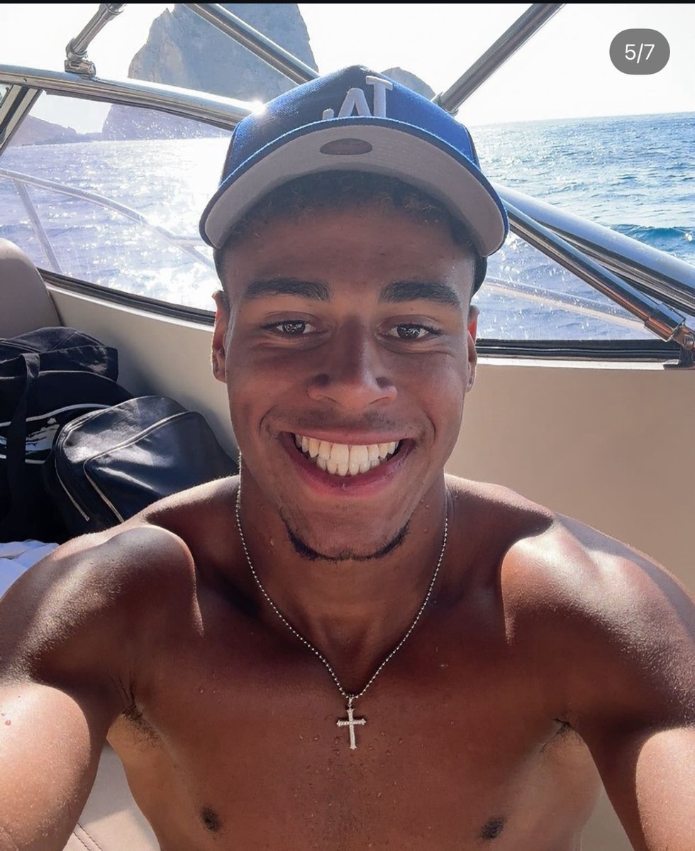 PSG_Aminn's tweet image. Doué enjoying his day off. ☀️🌊