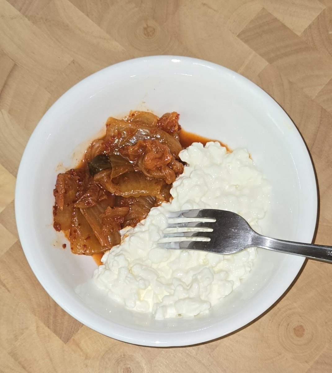 _AmusingMyself's tweet image. A favorite snack.
Cottage cheese with a side of kimchi.
Yes please.