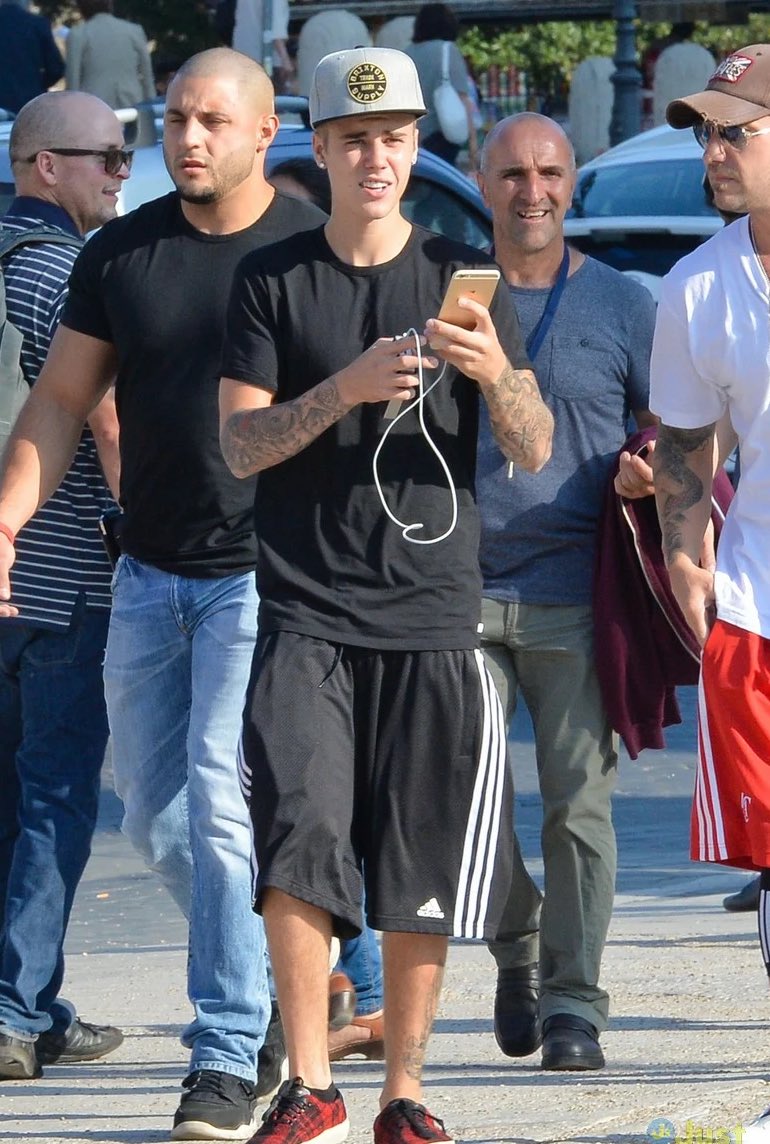JDBieberDumps's tweet image. Justin Bieber spotted at the Roman Forums in Rome, Italy
(Oct 8, 2014)