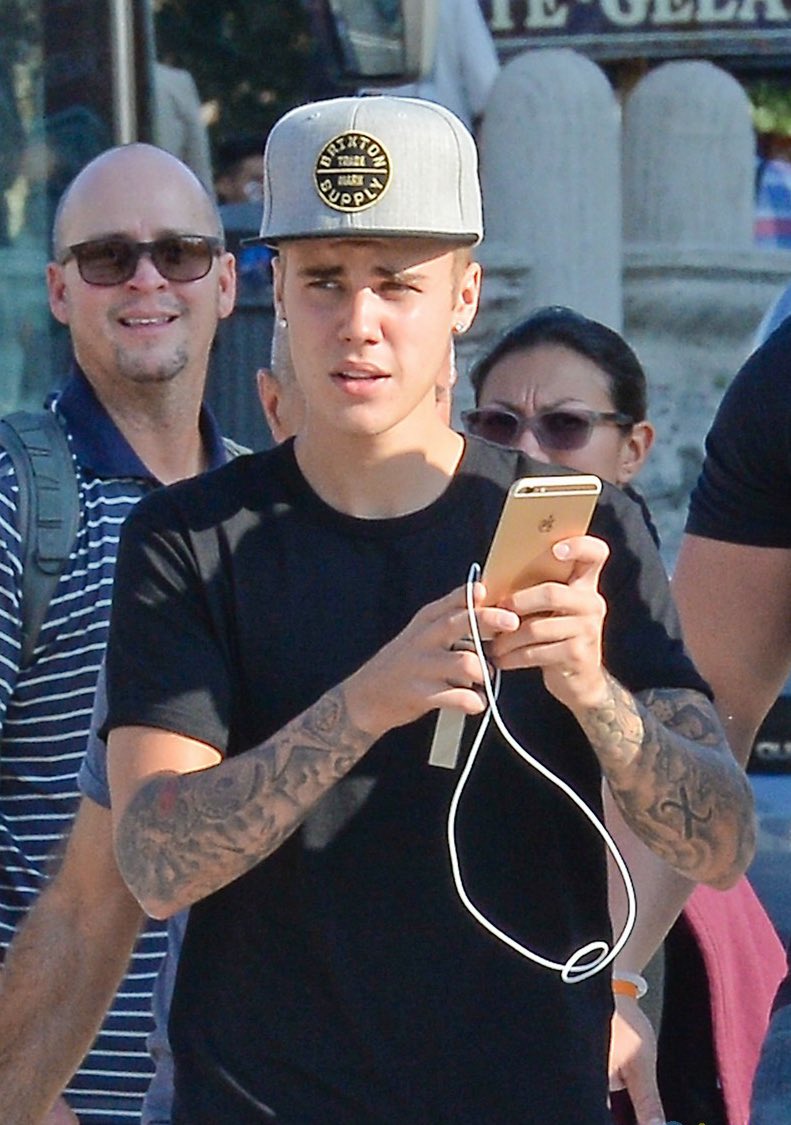 JDBieberDumps's tweet image. Justin Bieber spotted at the Roman Forums in Rome, Italy
(Oct 8, 2014)