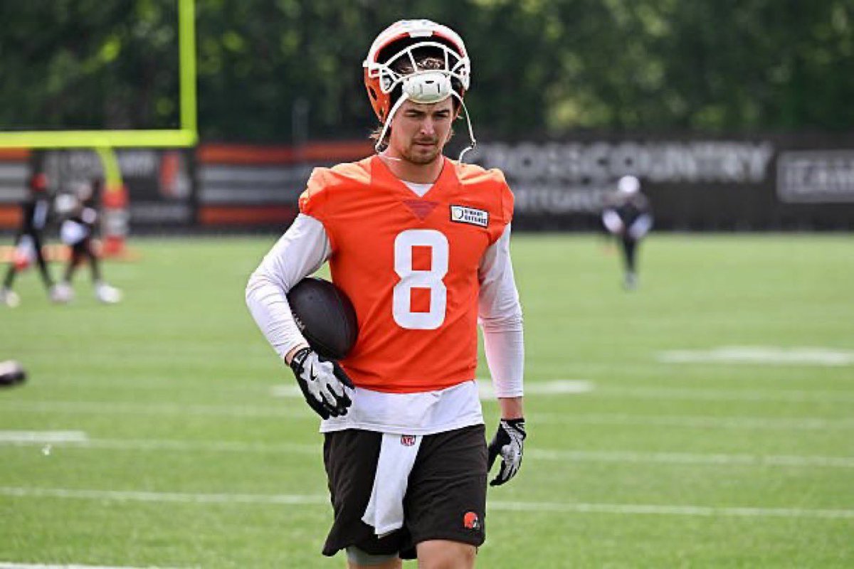 ESPNCleveland's tweet image. Kenny Pickett injured his hamstring in practice and will be reevaluated in a week, per @AdamSchefter. 

More reps coming for Joe Flacco, Dillon Gabriel, and Shedeur Sanders.