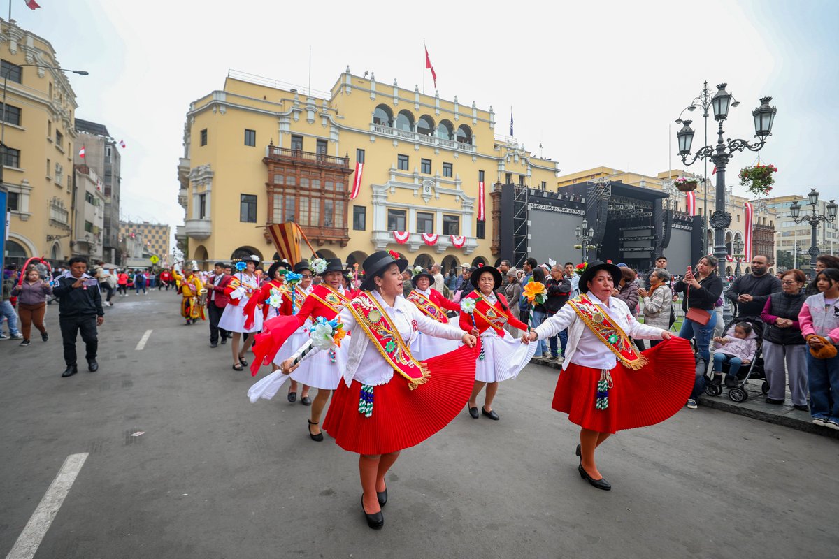 MuniLima's tweet image. La Gran Caravana de la Peruanidad recorri贸 el centro de Lima por Fiestas Patrias
Decenas de participantes llenaron de tradici贸n el jir贸n de la Uni贸n con m煤sica y cultura. El recorrido culmin贸 con una activaci贸n art铆stica en la Plaza Mayor, celebrando el orgullo de聽ser聽peruanos.