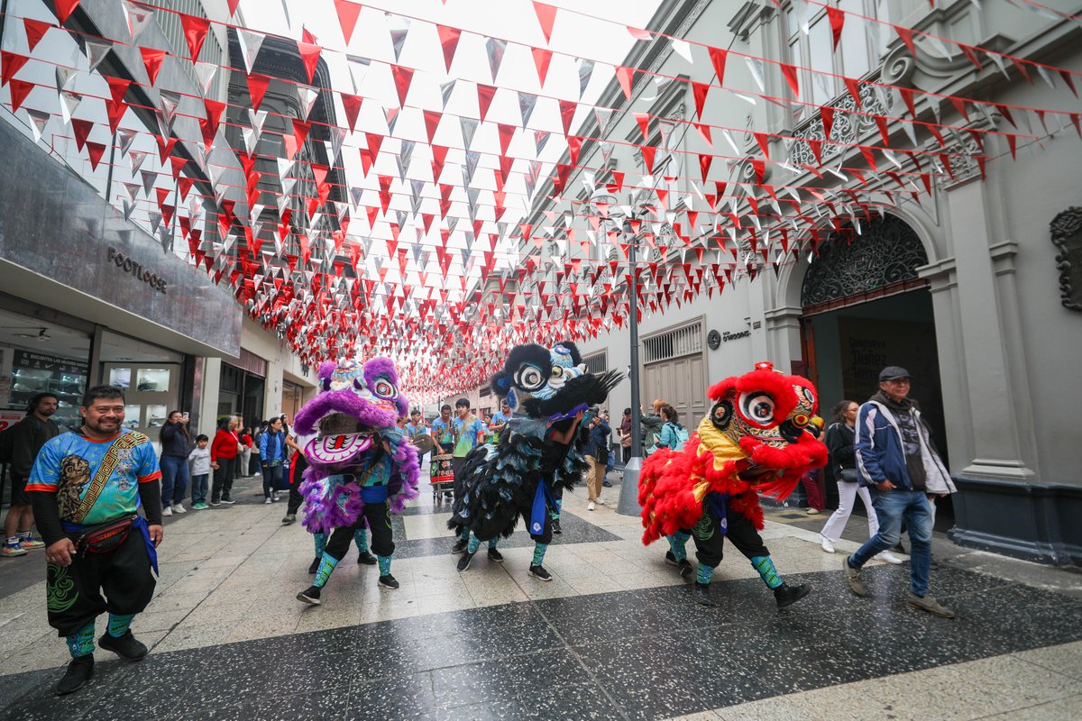 MuniLima's tweet image. La Gran Caravana de la Peruanidad recorri贸 el centro de Lima por Fiestas Patrias
Decenas de participantes llenaron de tradici贸n el jir贸n de la Uni贸n con m煤sica y cultura. El recorrido culmin贸 con una activaci贸n art铆stica en la Plaza Mayor, celebrando el orgullo de聽ser聽peruanos.