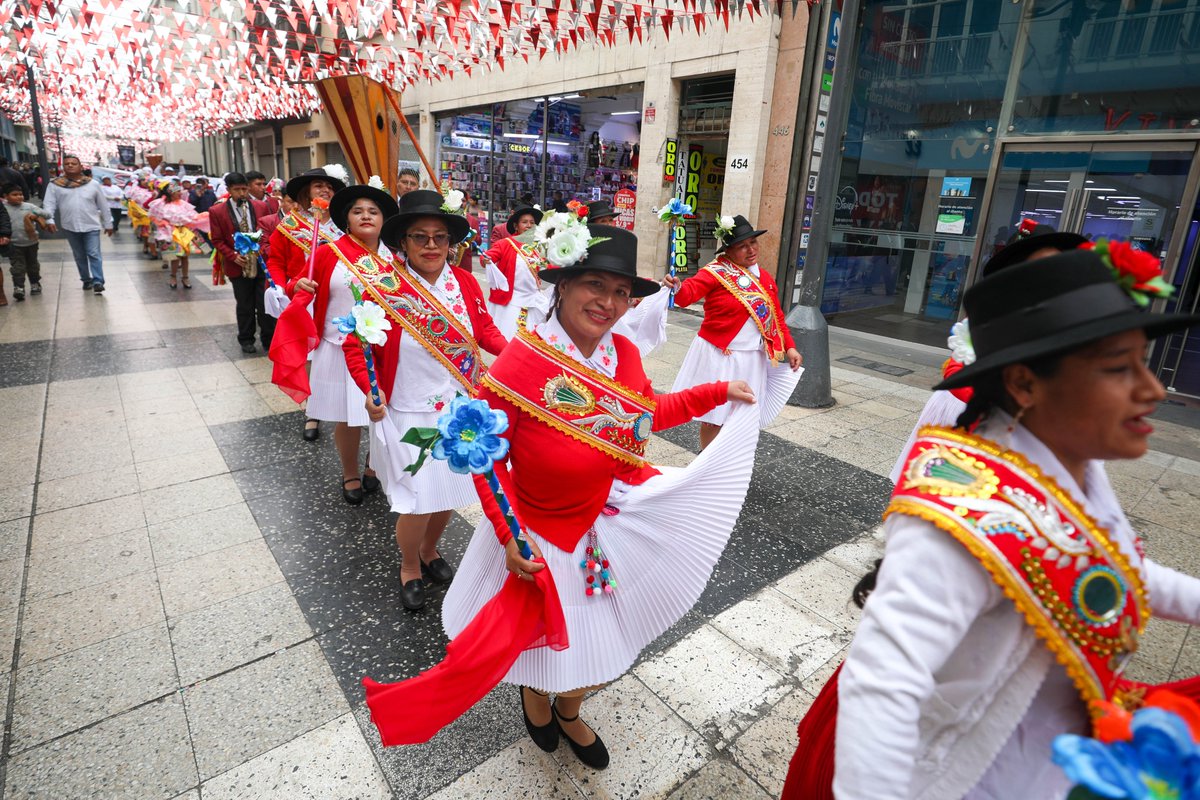 MuniLima's tweet image. La Gran Caravana de la Peruanidad recorri贸 el centro de Lima por Fiestas Patrias
Decenas de participantes llenaron de tradici贸n el jir贸n de la Uni贸n con m煤sica y cultura. El recorrido culmin贸 con una activaci贸n art铆stica en la Plaza Mayor, celebrando el orgullo de聽ser聽peruanos.